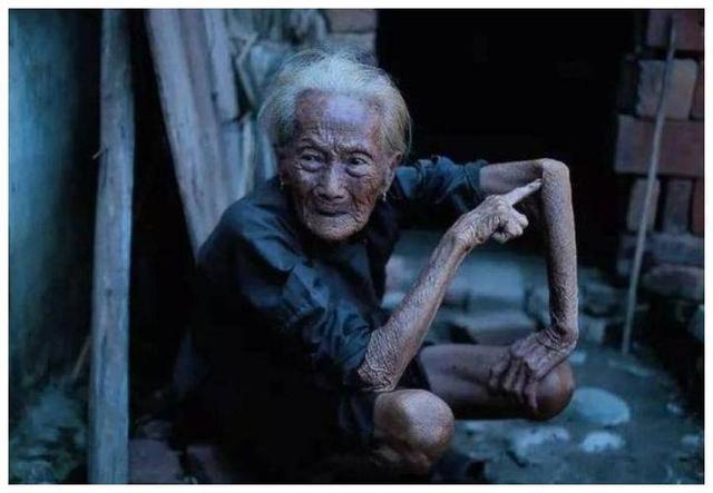 慰安妇控诉日军暴行，一个压在我身上，一个拉在我大腿上
