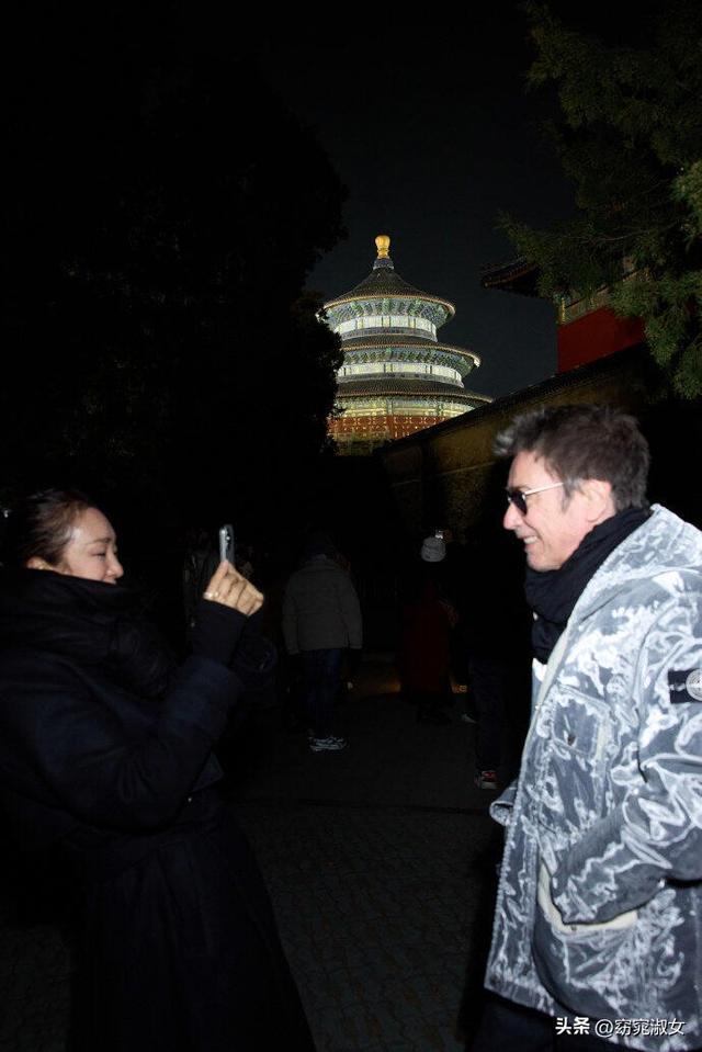 59岁巩俐带法国老公北京游玩，76岁雅尔帅气又多金，跟总统是朋友