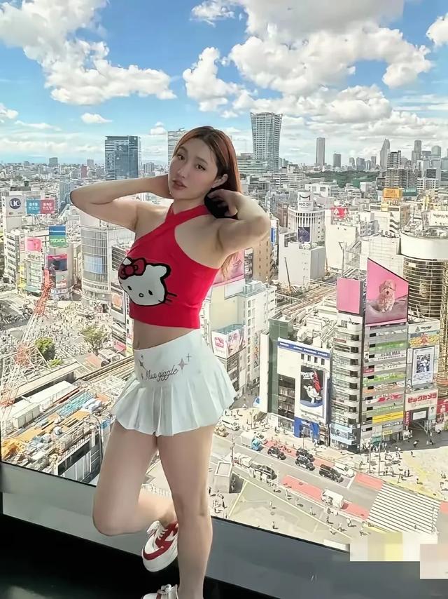 67岁莫华伦与小30岁小娇妻国外旅行，同辈岳母罕见露面，娇妻很美