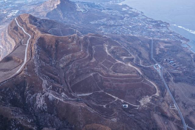 唐山市古冶区陡河水库旁的燕山太像大地指纹