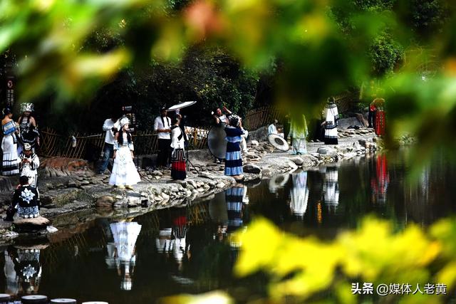 雷山西江苗寨初冬景色怡人吸引游客错峰出游