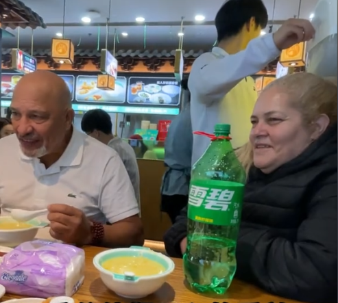 奇娜父母看升旗没哭，看完毛主席却崩溃暴哭，没想到被一小吃治愈