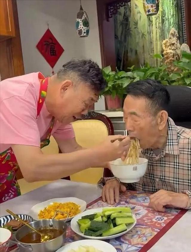 杨议曝冯巩缺席葬礼真相！打了俩电话没接，果断送来一纸公函
