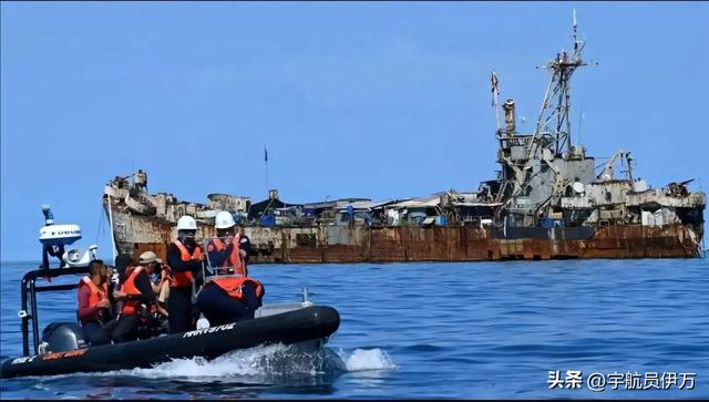 首次曝光：仁爱礁海域，中国海警拖离菲侵权船只，菲士兵已掏出枪