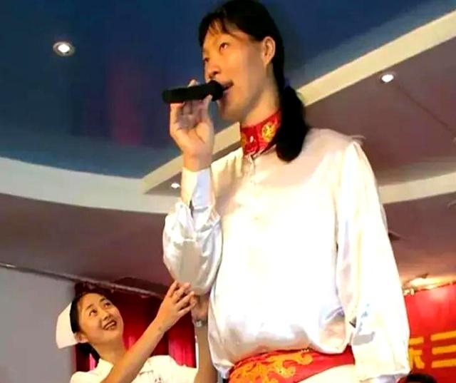 世界第一女巨人来自中国安徽，穿78码的鞋子，一顿饭吃六碗炒面