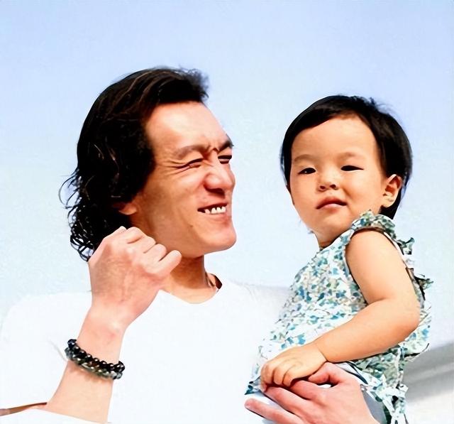 李咏：时隔多年死因被揭开，不是去美国玩乐，而是怕年迈双亲担心