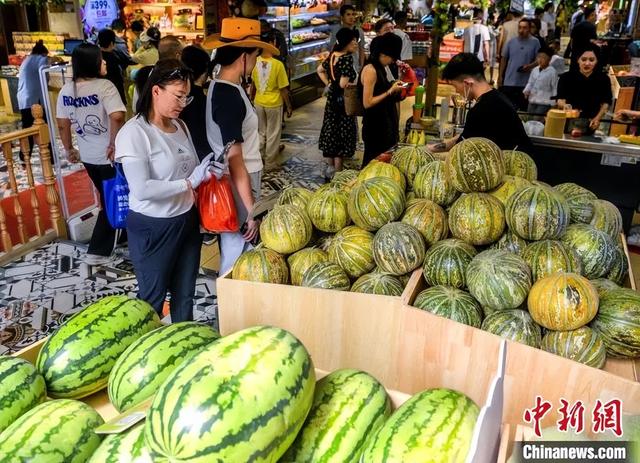 【央媒看天山】乌鲁木齐：游客大巴扎里看歌舞品美食感受新疆风情