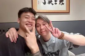 兄弟情!周鹏赛后请赵睿阿不都吃潮汕火锅,黑睿躺周队怀中比剪刀手图片