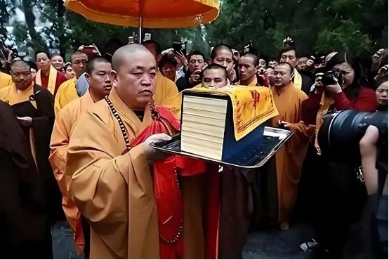 少林寺每年收入上亿，捐的香火钱花哪了？方丈释永信：我月薪700