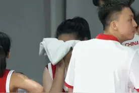 中国U18女篮不敌澳大利亚，获亚洲杯亚军，张子宇砍下42分14板，荣获本届赛事MVP，赛后掩面而泣图片