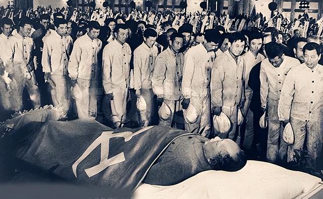 1976年，毛主席去世，华国锋凌晨召开紧急会议，决定了三件事