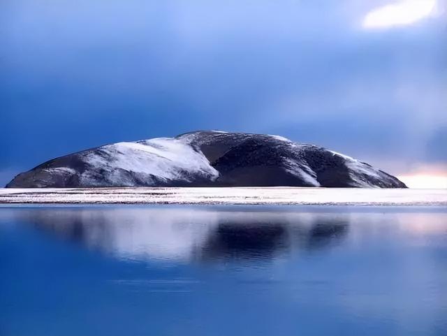 西藏天湖冬日变蓝宝石秘境，千里冰封宛如异星