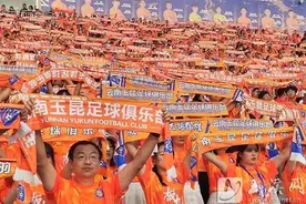 随着云南2-0上海冲超成功、重庆3-0大连，中甲最新积分榜更新如下图片