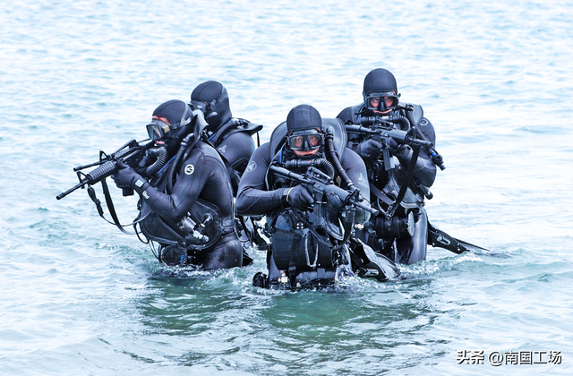 美海豹特种兵突袭胡塞，7500万美元战机坠毁，开火杀死30名也门人