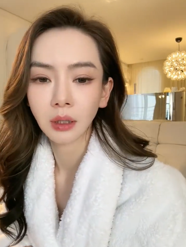 网友称在北大考试时偶遇戚薇