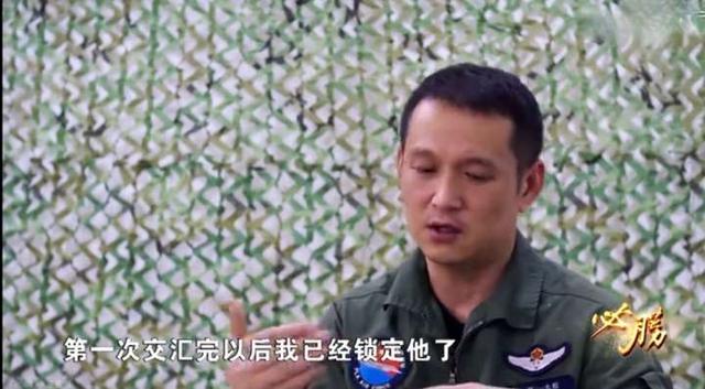 歼16戏耍两架隐形战机，贴背飞行后对方紧急逃离！F35还是F22？