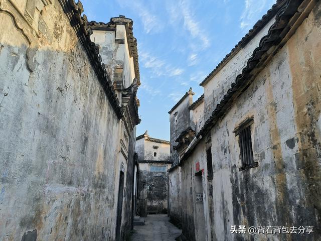 古韵今风的田园画卷，彩色门楼的特色景观，黟县屏山古村落