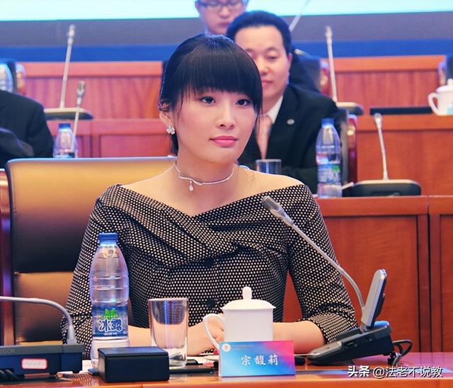 宗庆后“二夫人”曝光，肤白貌美能力出众，难怪私生子敢争150亿