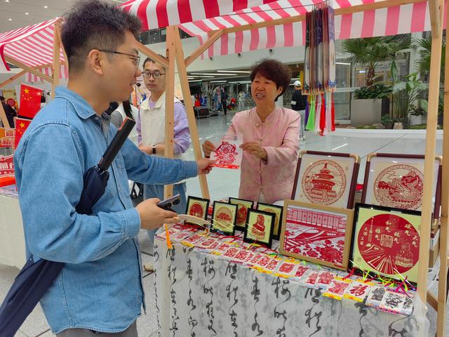北京丰台站地区双节期间多维度营造非遗文化良好氛围——第九届戏曲文化周与非遗市集做客“城市会客厅”