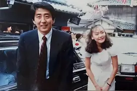 2023年，安倍晋三遗孀给丈夫扫墓，墓碑全是汉字，一张罕见的留影图片