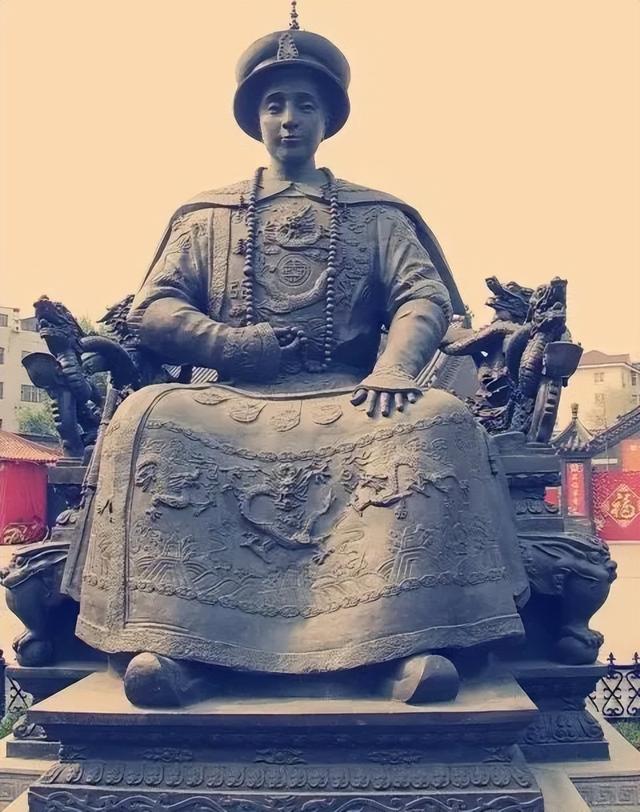 2005年沈阳，皇寺广场上的清十二帝像