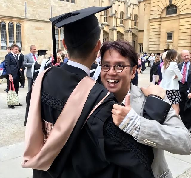 ​​“野生捕获”谭咏麟太容易！香港街头像邻家阿伯，毫无巨星架子