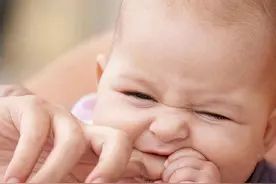 宝宝哭闹、易怒、拒奶、爱咬人…这般折腾，多半是到了“五出牙”图片