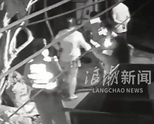 警方上门监控视频曝光，广西“亮证逼迫让路”事件“让路男”还原经过，再发声：希望纪委介入调查，女子道歉