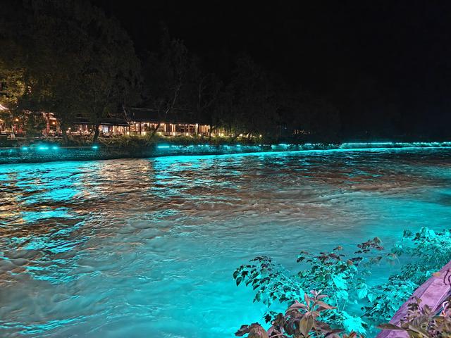 都江堰蓝眼泪景观带