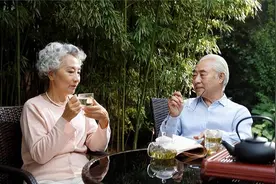 62岁大叔，每天泡菊花茶稳血压，半年后血压咋样？医生也纳闷图片