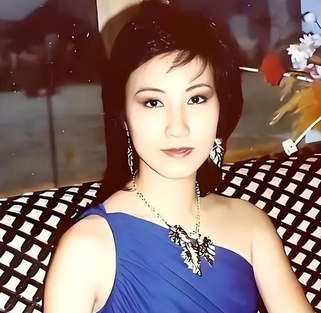 78岁路都走不稳还开演唱会捞金，全网恶评如潮，她却扬言回馈粉丝