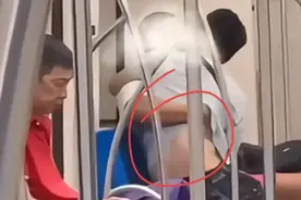 辣眼睛！上海两男子在地铁激情拥吻，不雅动作令网友直呼毫无廉耻图片