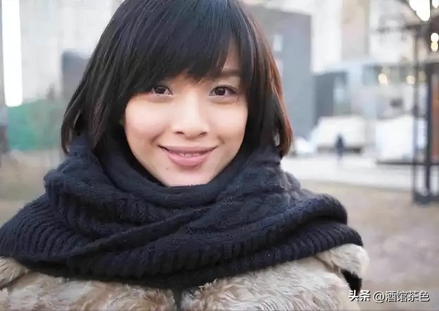 她26岁成双料影后，二婚嫁靳东高龄生下两子，今48岁美得自信从容