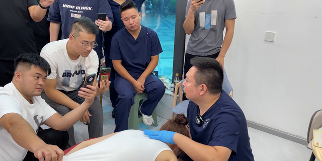 体态逆袭！一套动作让顽固富贵包“消失”，穿出天鹅颈