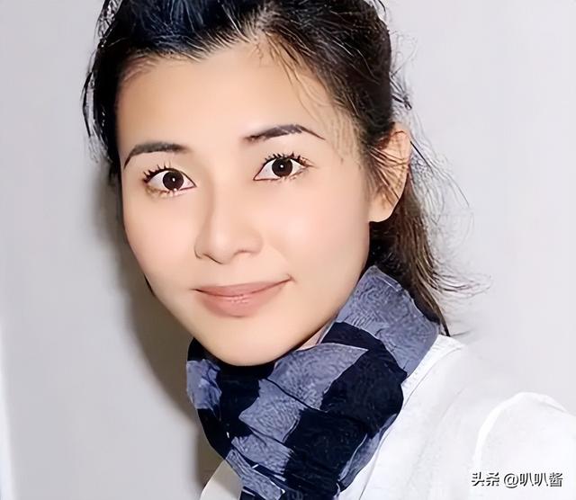 17岁拍三级，30岁被出轨，38岁嫁大佬，如今50岁没孩子还被宠成宝