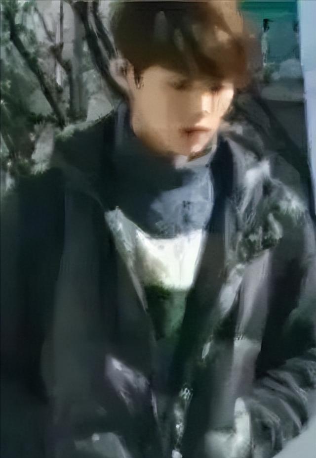 据说这是鹿晗被星探发现的画面，一身“英伦风”，网友：我老公！