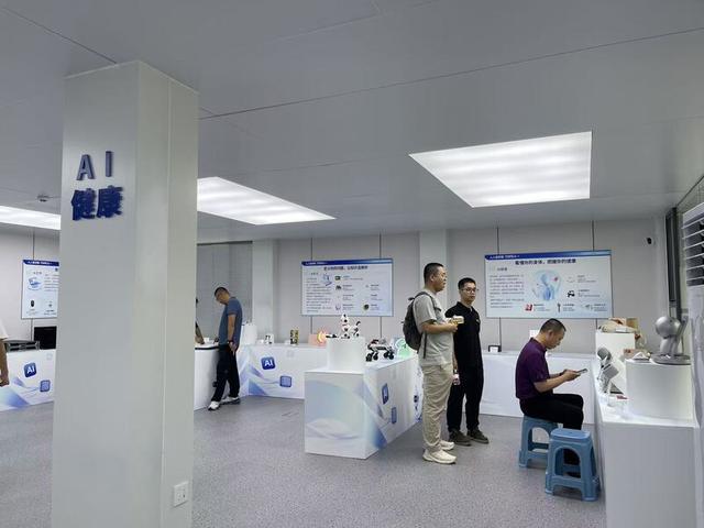 全球首家人工智能6S店在深圳龙岗开业 人人皆创客、万物可AI