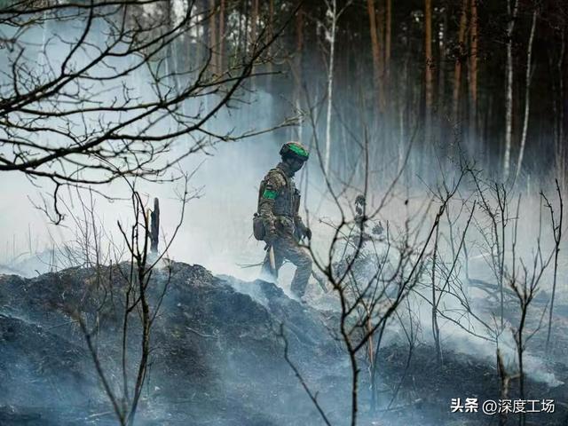 俄军尖兵进入市中心，完成瓮中捉鳖布局：数万乌军和西方军人被困
