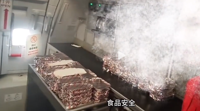 川航拒协助摆餐后续：游客身份被扒不是一般人，真实意图曝光很扯