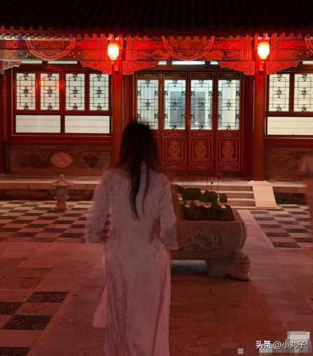 王诗龄深夜穿旗袍，在北京四合院拍照，网友：好恐怖！