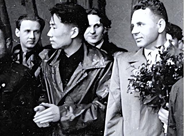 如果毛岸英不牺牲，毛主席会不会让他接班？历史早就给出了答案