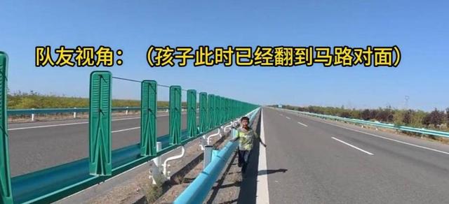 男孩被亲爹独自扔在新疆国道，亲妈徒步寻找摩友好心帮助却遭阴阳