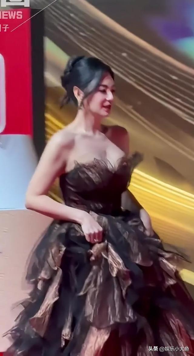 张雨绮亮相国剧盛典红毯，一袭华丽的层叠抹胸裙摆，身材火辣完美