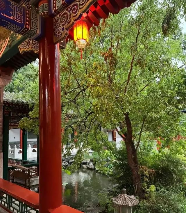 李湘在平台晒自家北京小院，大到让网友以为是景区，真的太有钱了