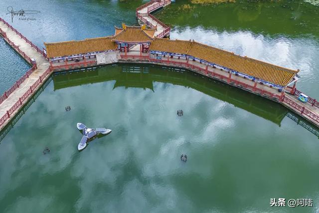 可惜,如此精彩的海心亭却空无一人,俨然成了洱海最孤独的景点