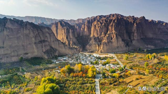 以金黄为主色调的秋日景泰龙湾