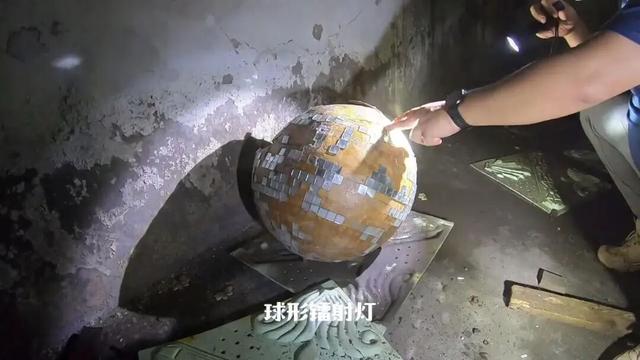 重庆巴南废弃了20多年的电影院，里面还遗留了大量上世纪的老物件