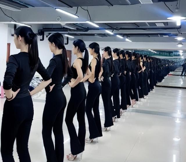 “买英国精子生3娃”的山东女人，8年后现状曝光！如今她后悔不？