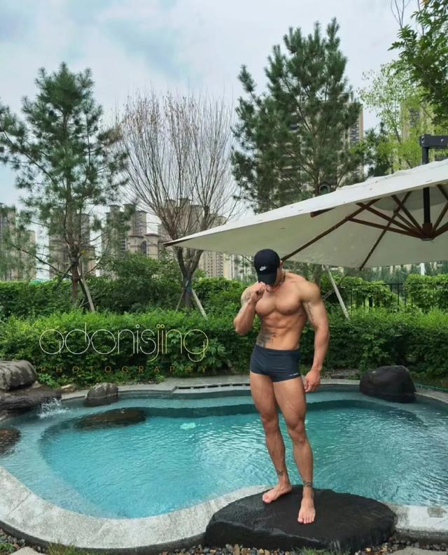 身高187的健身肌肉男网红，野外写真秀身材颜值，简直绝绝子