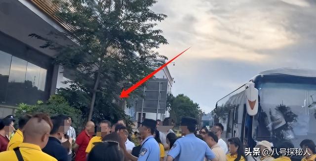 129人云南旅游被甩服务区6小时，原因曝光，官方通报处理结果来了